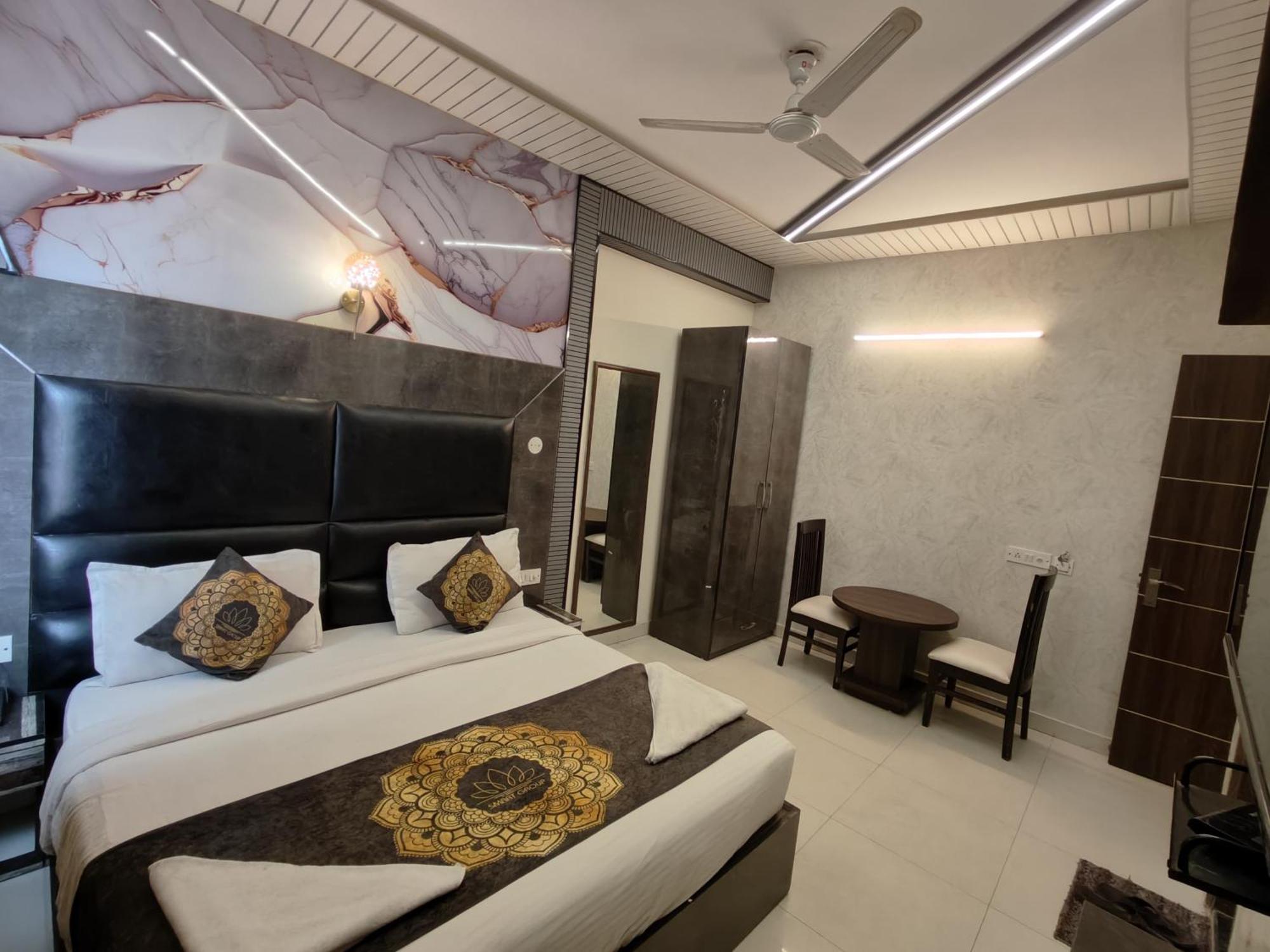 Hotel Smart Plaza Yeni Delhi Dış mekan fotoğraf