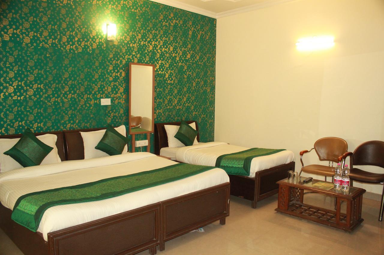 Hotel Smart Plaza Yeni Delhi Dış mekan fotoğraf