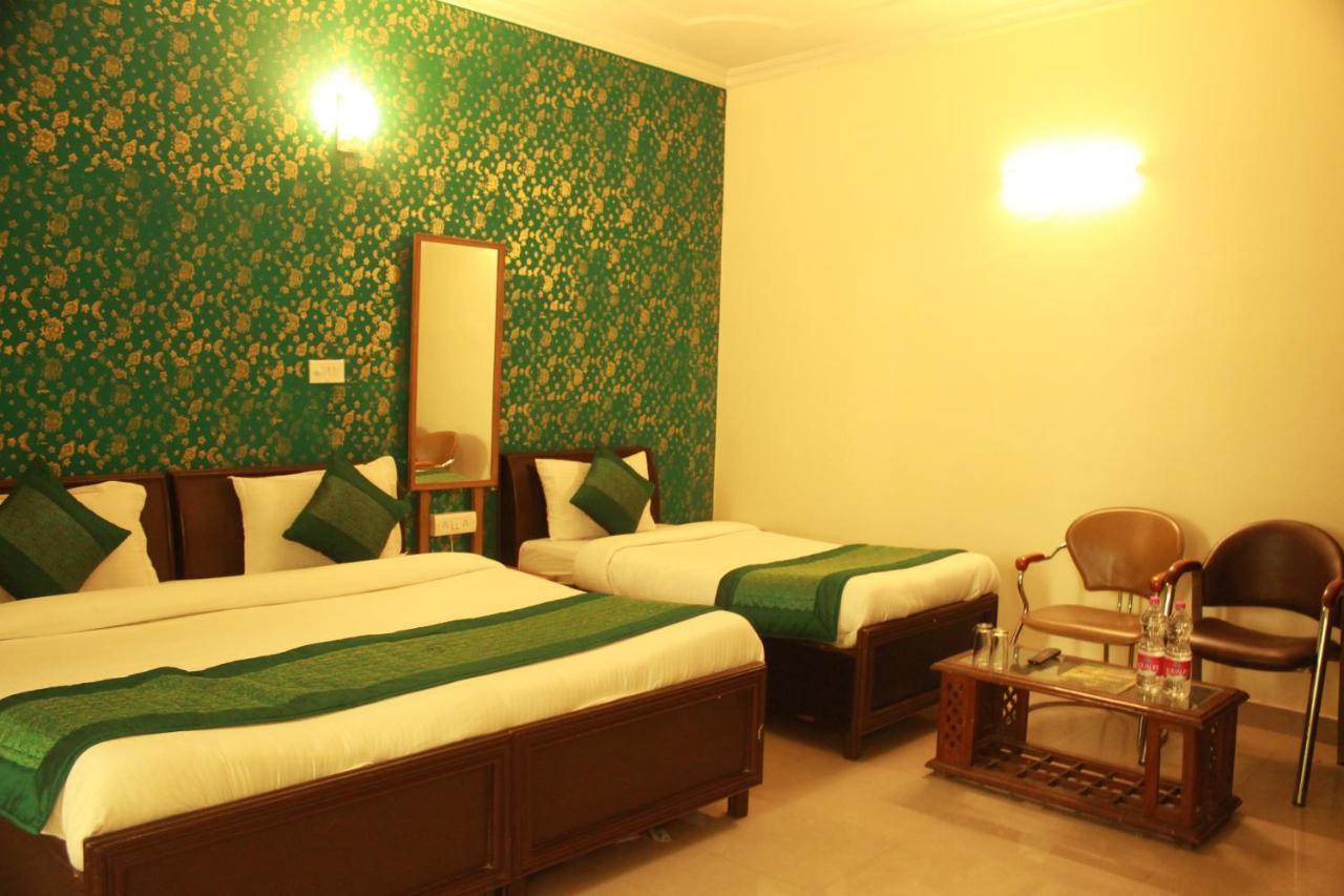 Hotel Smart Plaza Yeni Delhi Dış mekan fotoğraf