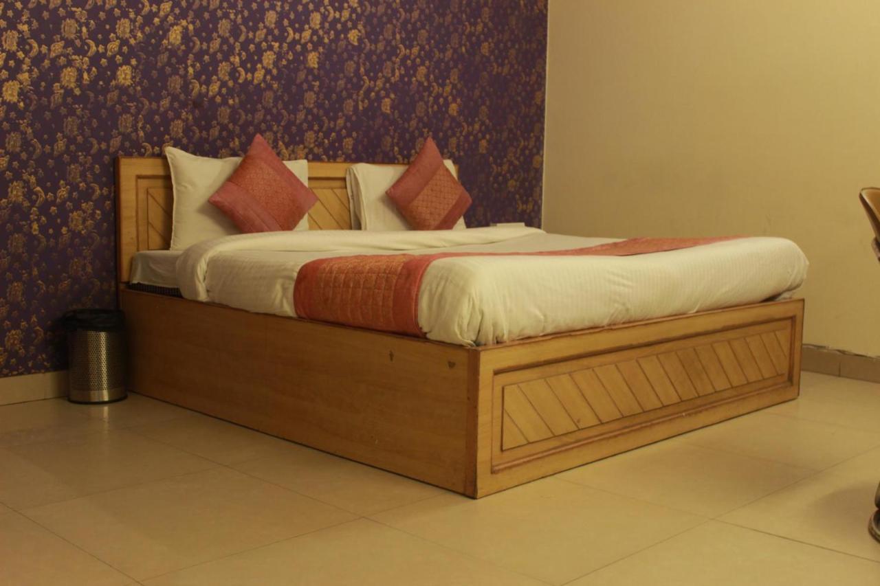 Hotel Smart Plaza Yeni Delhi Dış mekan fotoğraf