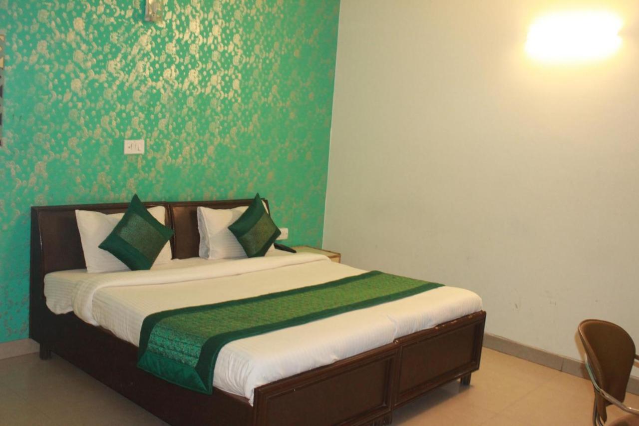 Hotel Smart Plaza Yeni Delhi Dış mekan fotoğraf