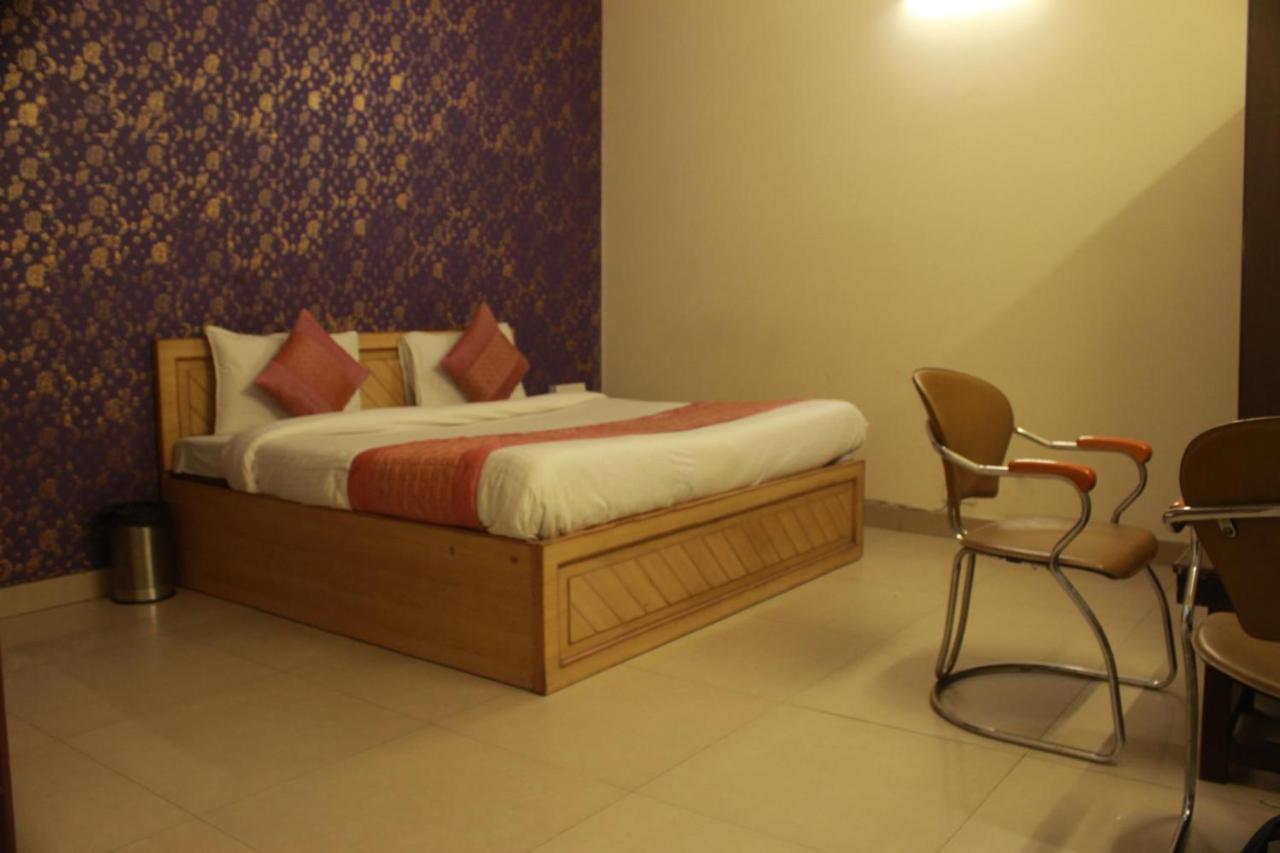 Hotel Smart Plaza Yeni Delhi Dış mekan fotoğraf