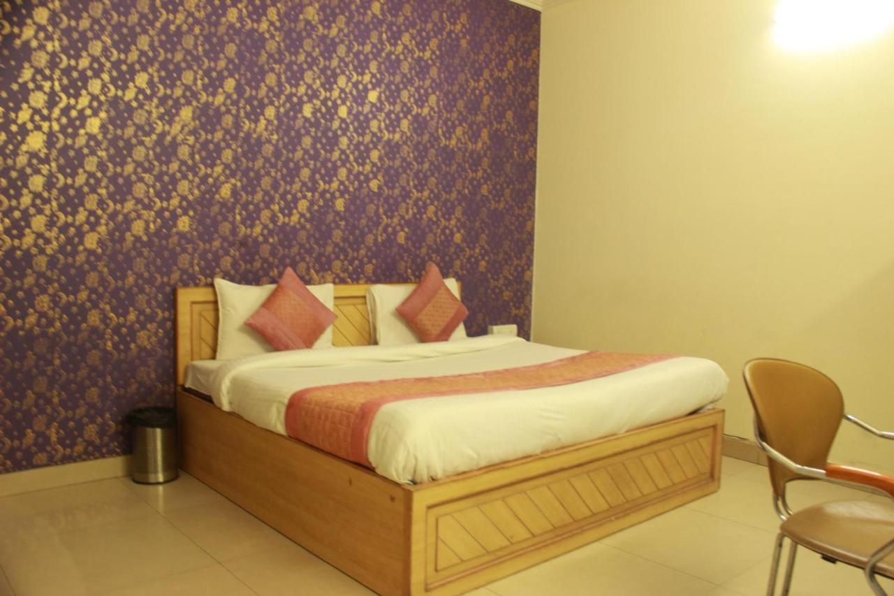Hotel Smart Plaza Yeni Delhi Dış mekan fotoğraf